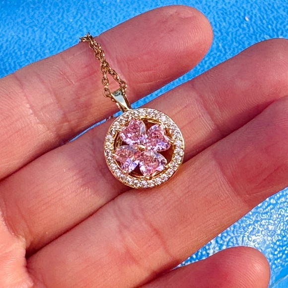 Spinning four leaf clover necklace - Picture 8 of 8